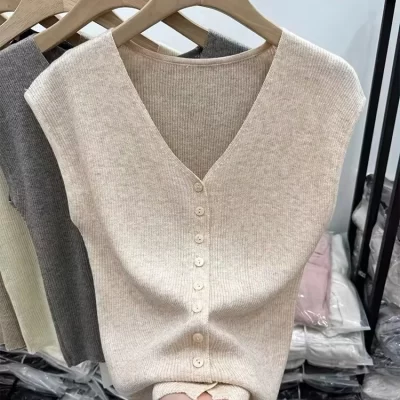 2024 New Summer Korean Commuting Minimalist Loose Versatile Basic Solid Color Sleeveless V-Neck Button T-shirt Women's Top B-060